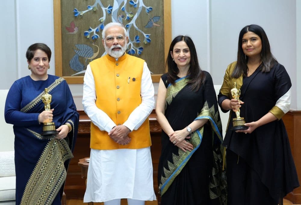 The Elephant Whisperers की टीम से मिले प्रधान मंत्री नरेंद्र मोदी, ट्वीट कर की प्रशंसा The Elephant Whisperers की टीम से मिले प्रधान मंत्री नरेंद्र मोदी, ट्वीट कर की प्रशंसा