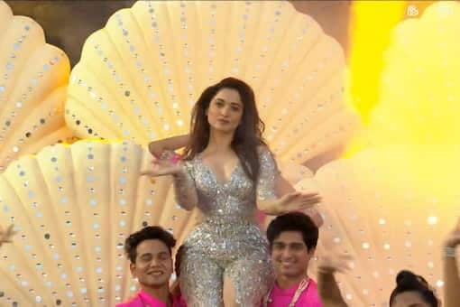 Tamannaah Bhatia ने IPL की Opening Ceremony में लगाए चार चाँद, इस गाने पर थिरकते नजर आई अभिनेत्री Tamannaah Bhatia ने IPL की Opening Ceremony में लगाए चार चाँद, इस गाने पर थिरकते नजर आई अभिनेत्री