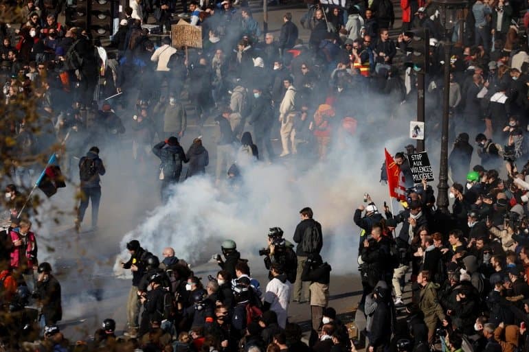 France Protest: नई पेंशन योजना पर जमकर बवाल, रिटायरमेंट की उम्र बढ़ाने को लेकर फ्रांस में विरोध प्रदर्शन। France Protest: नई पेंशन योजना पर जमकर बवाल, रिटायरमेंट की उम्र बढ़ाने को लेकर फ्रांस में विरोध प्रदर्शन।