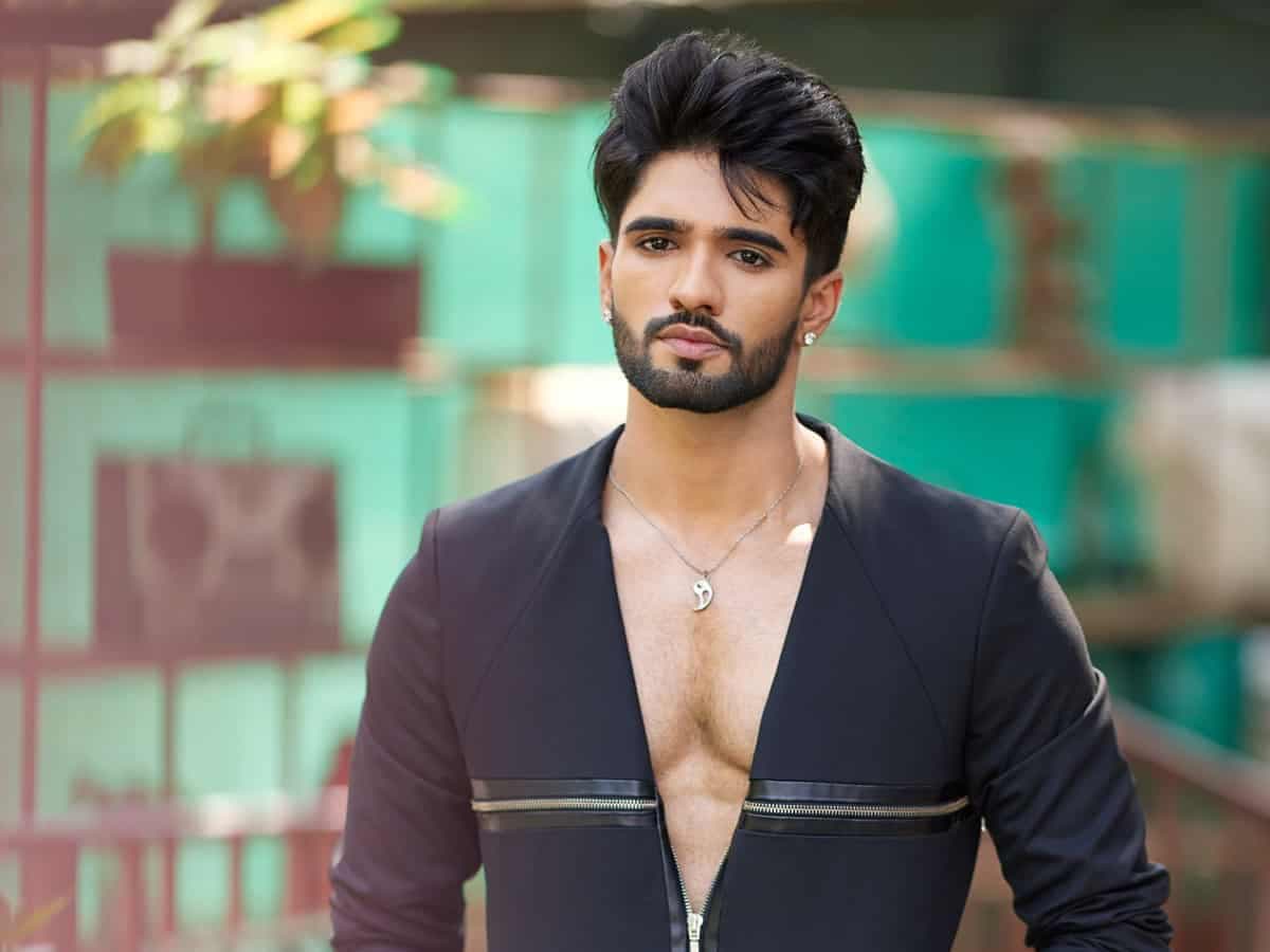 Zeeshan Khan: एक यूजर द्वारा आतंकवादी कहे जाने पर भड़क उठे अभिनेता, दिया करारा जवाब Zeeshan Khan: एक यूजर द्वारा आतंकवादी कहे जाने पर भड़क उठे अभिनेता, दिया करारा जवाब