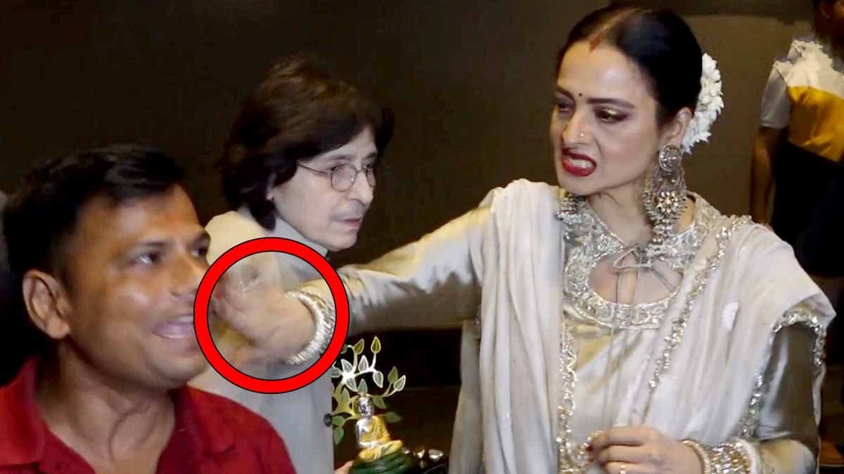 Rekha: पपाराजी को पोज दे रहीं रेखा ने शख्स को मारा थप्पड़, फोटो खिंचवाने आया था, यूजर्स ने दिए मजेदार रिएक्शन Rekha: पपाराजी को पोज दे रहीं रेखा ने शख्स को मारा थप्पड़, फोटो खिंचवाने आया था, यूजर्स ने दिए मजेदार रिएक्शन