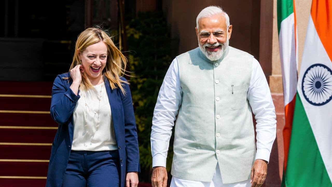 रोम में फिर दिखी Melodi की दोस्ती, PM मोदी और जॉर्जिया मेलोनी की तस्वीरों ने इंटरनेट पर मचाया धमाल रोम में फिर दिखी Melodi की दोस्ती, PM मोदी और जॉर्जिया मेलोनी की तस्वीरों ने इंटरनेट पर मचाया धमाल