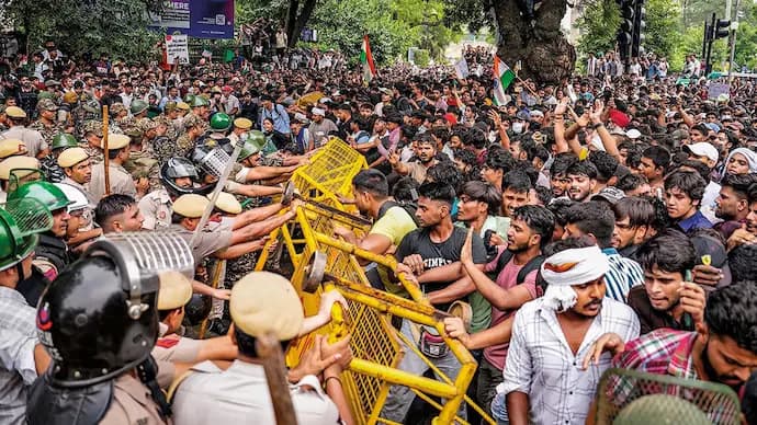 Supreme Court का बड़ा आदेश: पेपर लीक प्रदर्शन में गिरफ्तार छात्रों को राहत, राज्यों को रिहा करने के निर्देश Supreme Court का बड़ा आदेश: पेपर लीक प्रदर्शन में गिरफ्तार छात्रों को राहत, राज्यों को रिहा करने के निर्देश