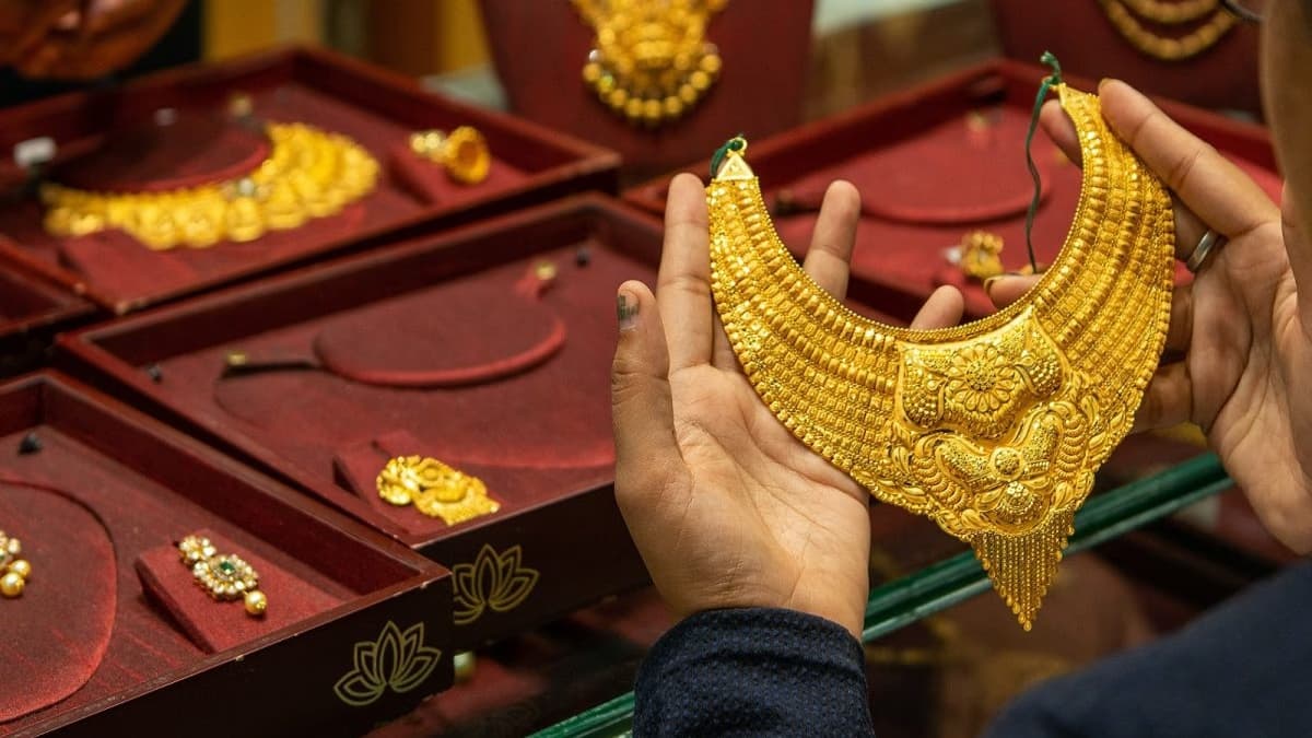 Gold Price Today: सोने के दाम में फिर तेजी, 24 कैरेट गोल्ड ₹14,433 प्रति ग्राम पर पहुंचा; जानें चांदी का भाव Gold Price Today: सोने के दाम में फिर तेजी, 24 कैरेट गोल्ड ₹14,433 प्रति ग्राम पर पहुंचा; जानें चांदी का भाव