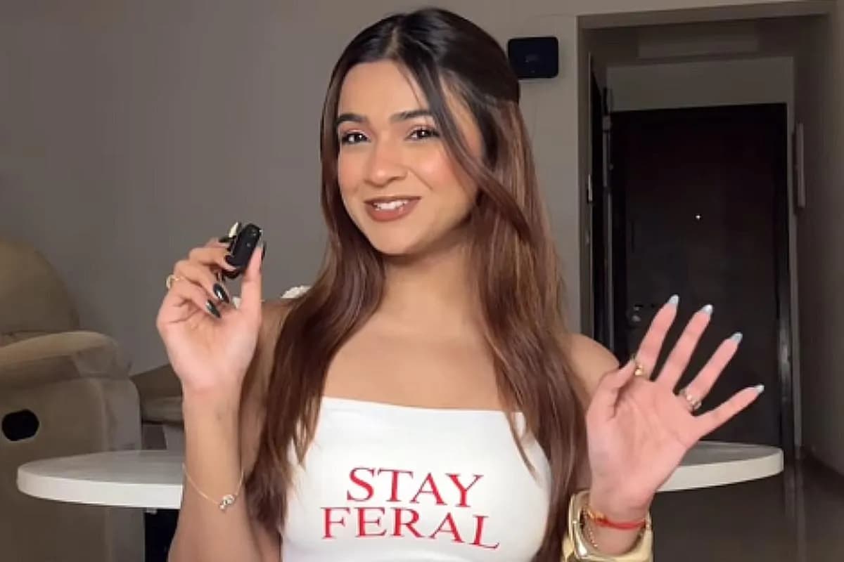 Apoorva Mukhija Controversy: कलावा काटने वाले वीडियो पर घिरीं 'The Rebel Kid', सोशल मीडिया पर छिड़ी बहस Apoorva Mukhija Controversy: कलावा काटने वाले वीडियो पर घिरीं 'The Rebel Kid', सोशल मीडिया पर छिड़ी बहस