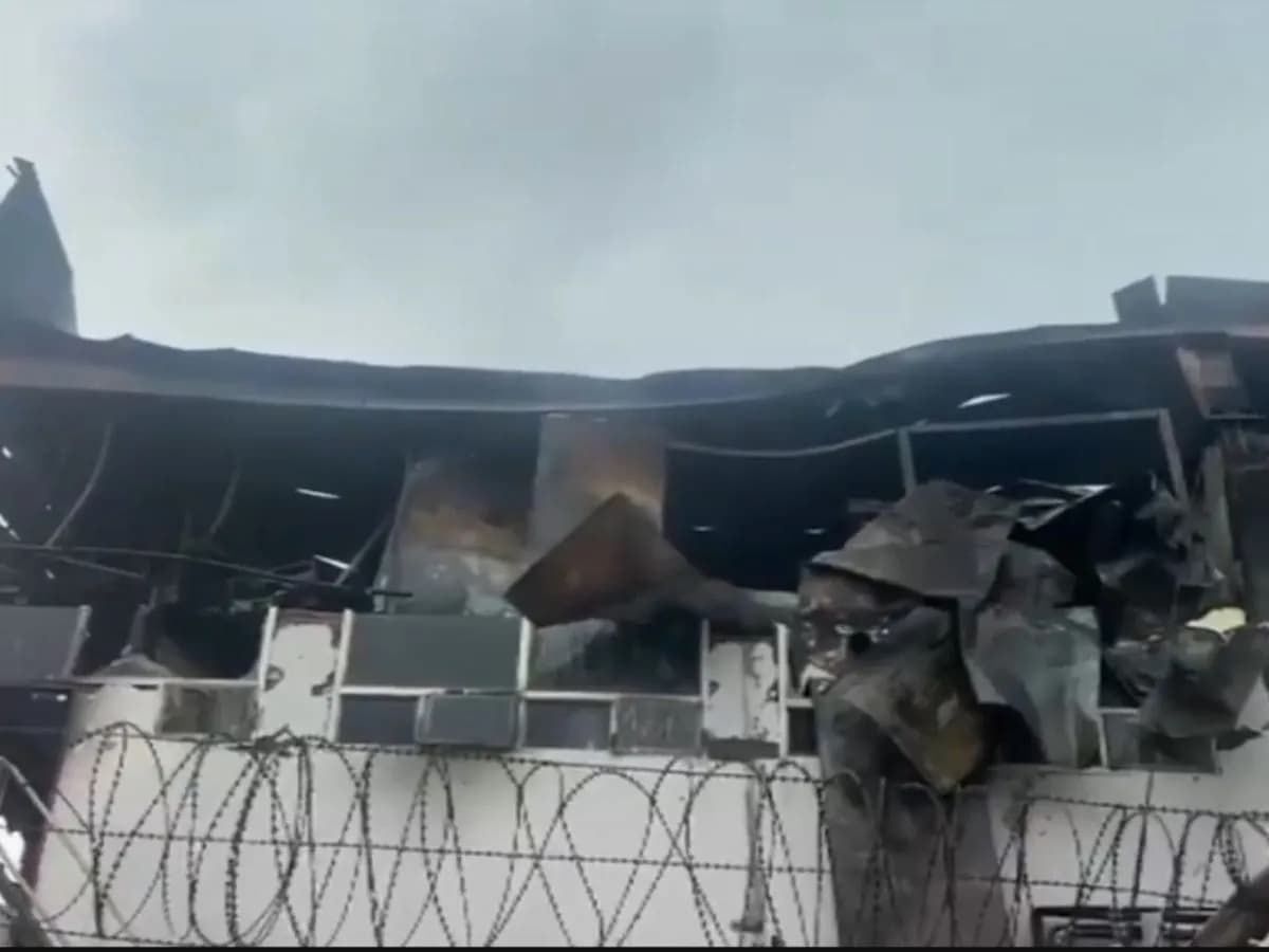 ग्रेटर नोएडा की इलेक्ट्रॉनिक चिप फैक्ट्री में भीषण आग, दो दमकलकर्मियों की मौत ग्रेटर नोएडा की इलेक्ट्रॉनिक चिप फैक्ट्री में भीषण आग, दो दमकलकर्मियों की मौत