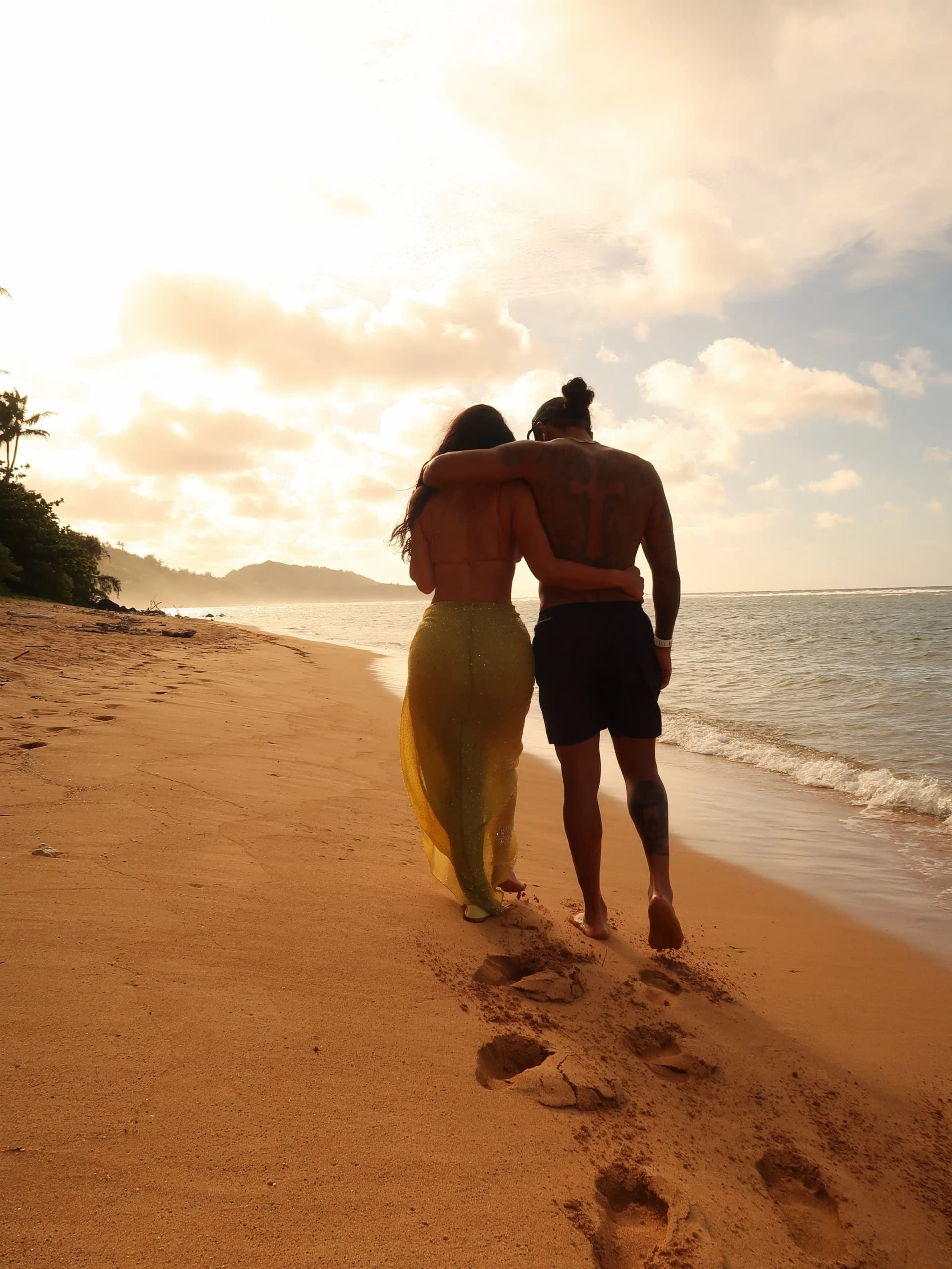 Kim Kardashian और Lewis Hamilton की Hawaii Vacation Photos वायरल, बीच पर दिखी रोमांटिक बॉन्डिंग Kim Kardashian और Lewis Hamilton की Hawaii Vacation Photos वायरल, बीच पर दिखी रोमांटिक बॉन्डिंग