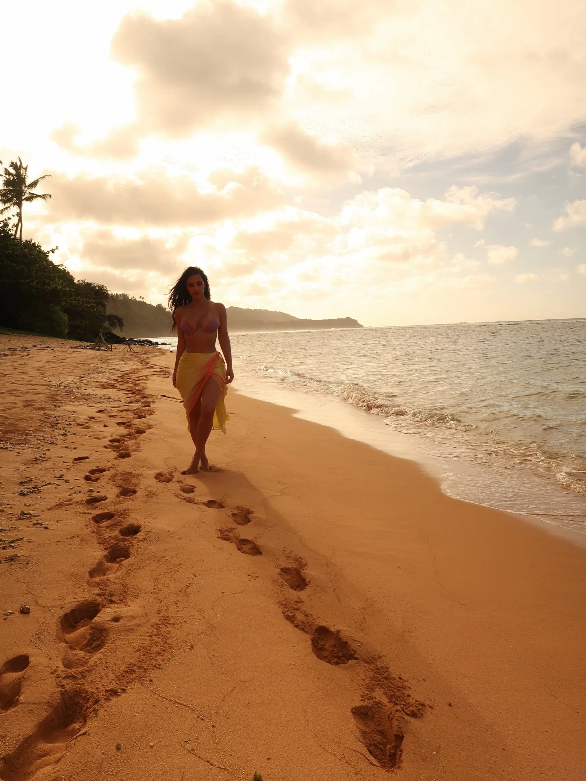 Kim Kardashian और Lewis Hamilton की Hawaii Vacation Photos वायरल, बीच पर दिखी रोमांटिक बॉन्डिंग Kim Kardashian और Lewis Hamilton की Hawaii Vacation Photos वायरल, बीच पर दिखी रोमांटिक बॉन्डिंग