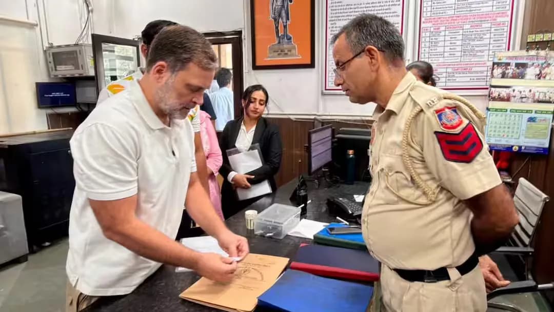 राहुल गांधी छात्र के साथ पुलिस स्टेशन पहुंचे, FIR दर्ज न होने का आरोप; DCP कार्यालय के बाहर दिया धरना राहुल गांधी छात्र के साथ पुलिस स्टेशन पहुंचे, FIR दर्ज न होने का आरोप; DCP कार्यालय के बाहर दिया धरना