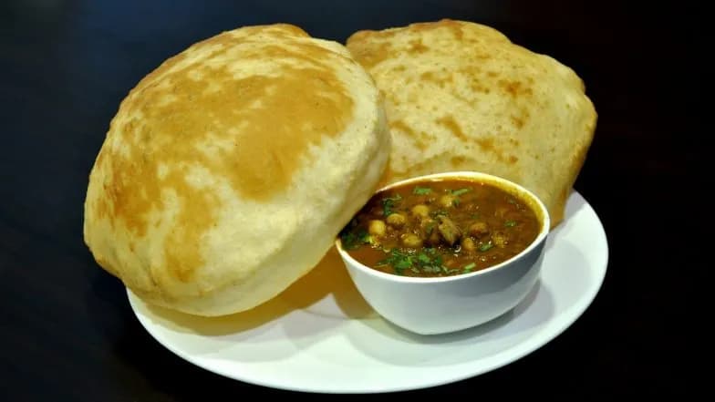 Hapur News: Brijghat में Guest House के पास दो प्लेट Chole Bhature पैक कराते मिला पति, पत्नी ने घेरा; Police Chowki में Compromise Hapur News: Brijghat में Guest House के पास दो प्लेट Chole Bhature पैक कराते मिला पति, पत्नी ने घेरा; Police Chowki में Compromise