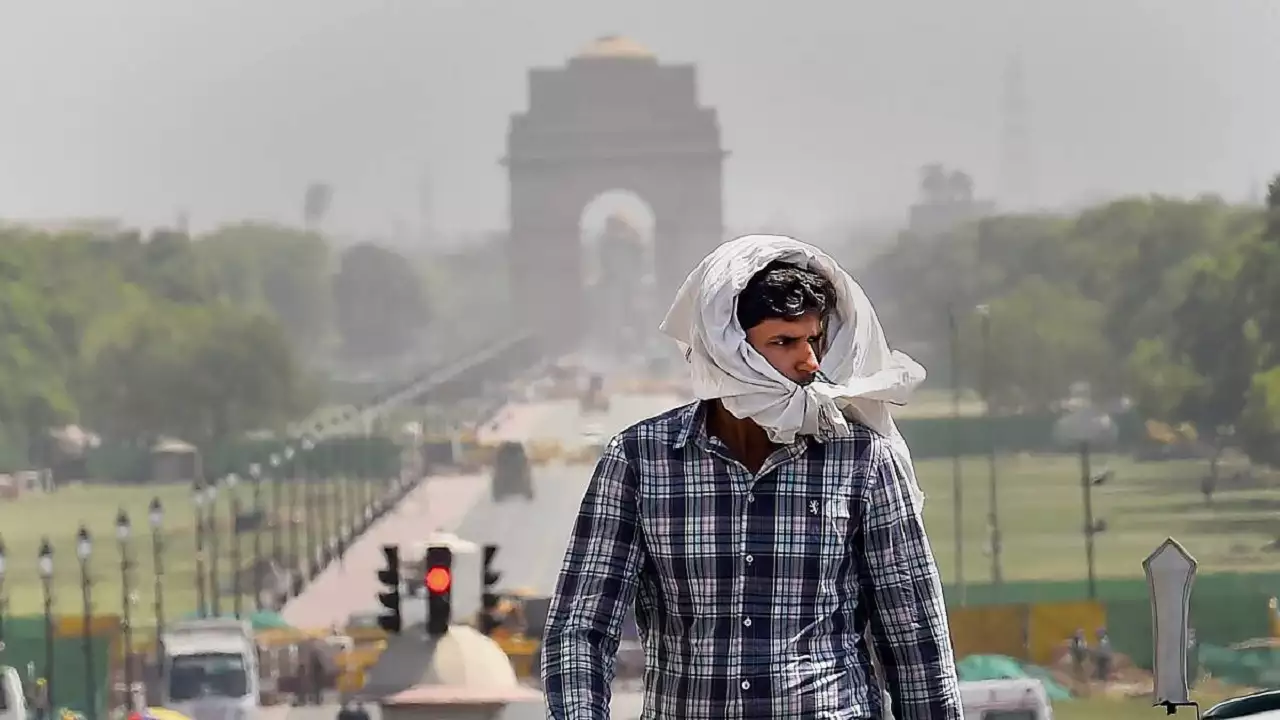 फरवरी में पारा हुआ हाई