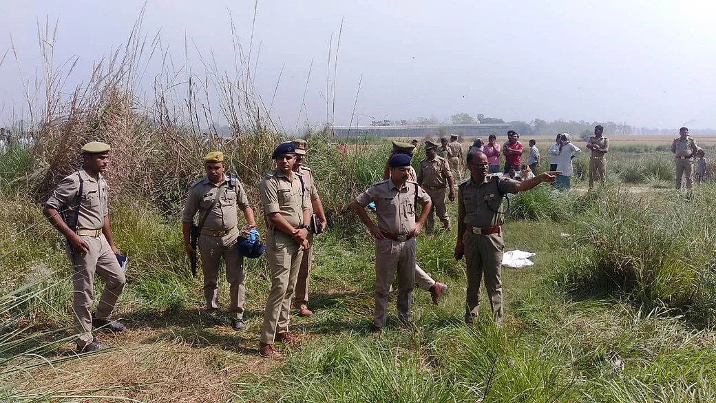 झाड़ियों में मिला था शव
