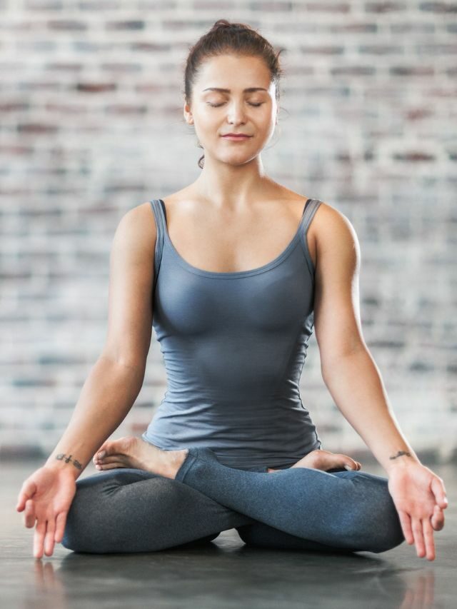 Yoga करने की आदत आपको दिखा सकती है जवान