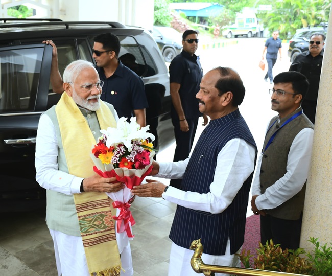 शपथग्रहण में भाग लेने ओडिशा पहुंचे पीएम मोदी