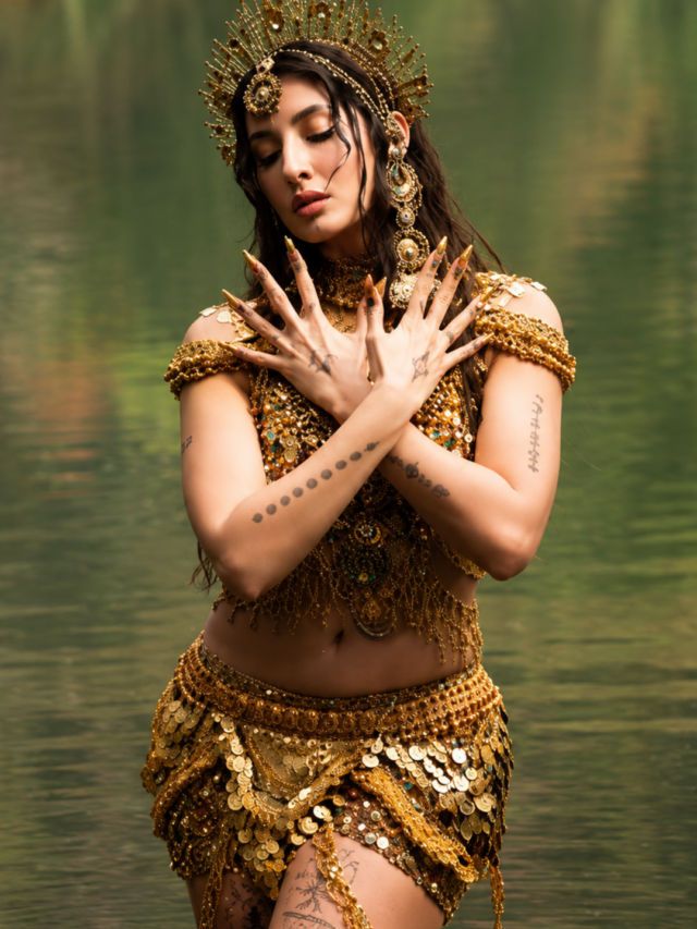 Nora Fatehi Golden Dress: नोरा फतेही की गोल्डन ड्रेस हुई वायरल, ग्लैमरस और स्टाइलिश लुक देखकर फैंस हुए दीवाने