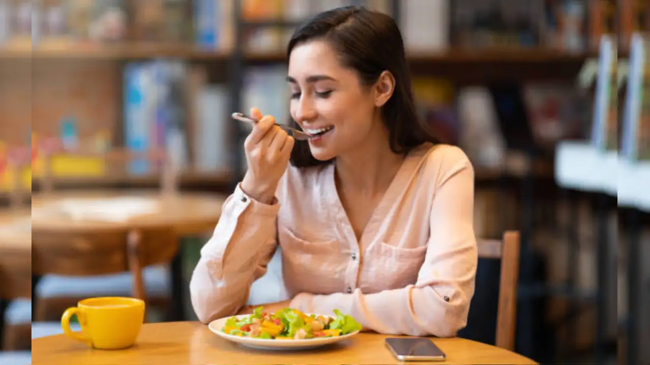 Health Tips: डिनर के बाद टहलना कितना जरूरी, जानें इसके बड़े फायदे