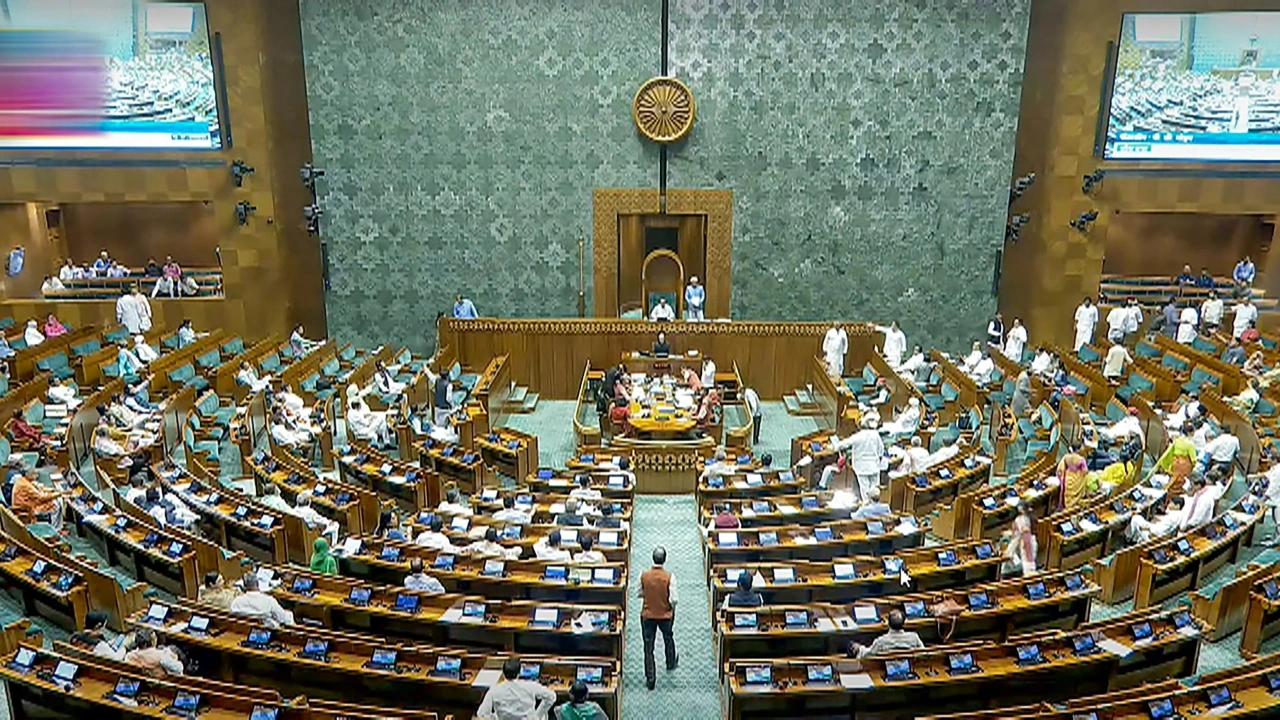 लोकसभा में हंगामा: 8 विपक्षी सांसद सस्पेंड, राहुल गांधी–नरवणे विवाद से गरमाई संसद