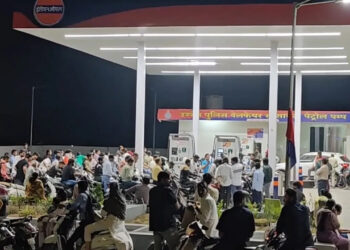 Crowds at Petrol Pumps