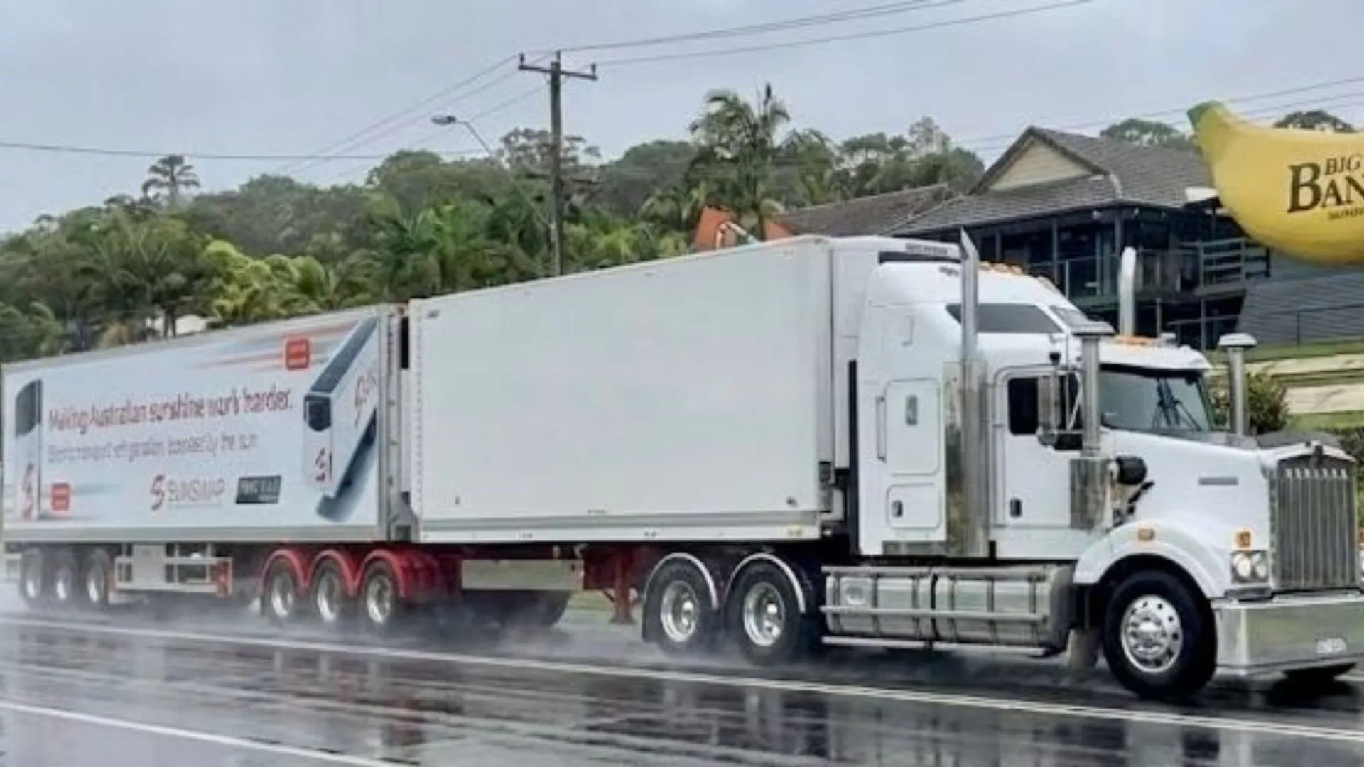 सोलर से चलने वाला रेफ्रिजरेटेड ट्रेलर