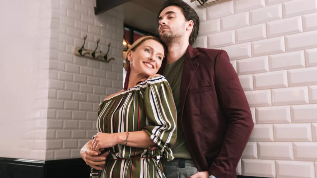 युवा पुरुषों को बड़ी उम्र की महिलाओं से क्यों होता है आकर्षण?