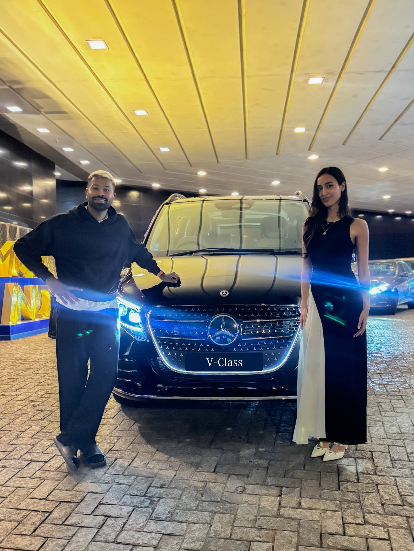 Hardik Pandya ने खरीदी नई Mercedes V-Class