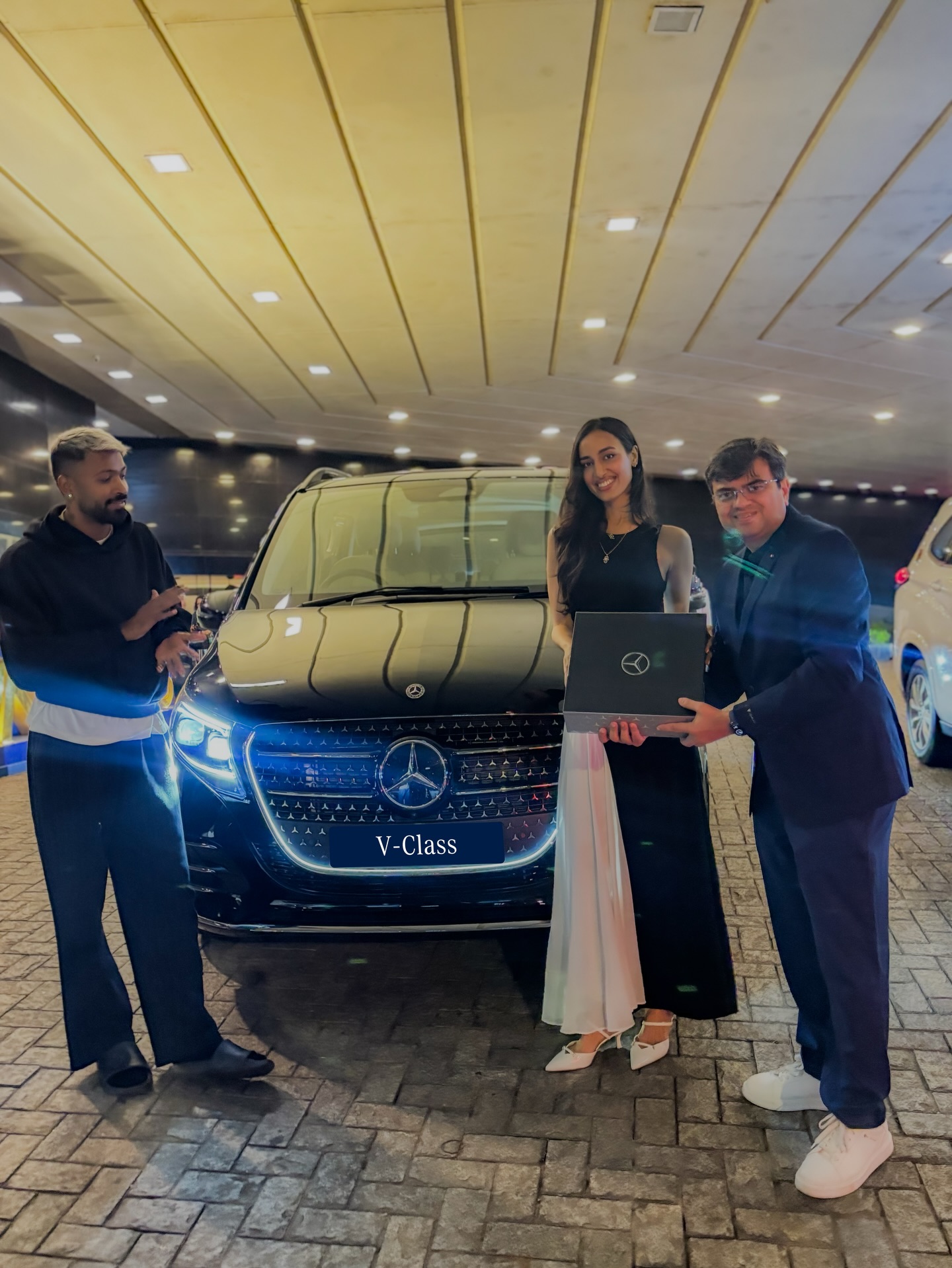 Hardik Pandya ने खरीदी नई Mercedes V-Class