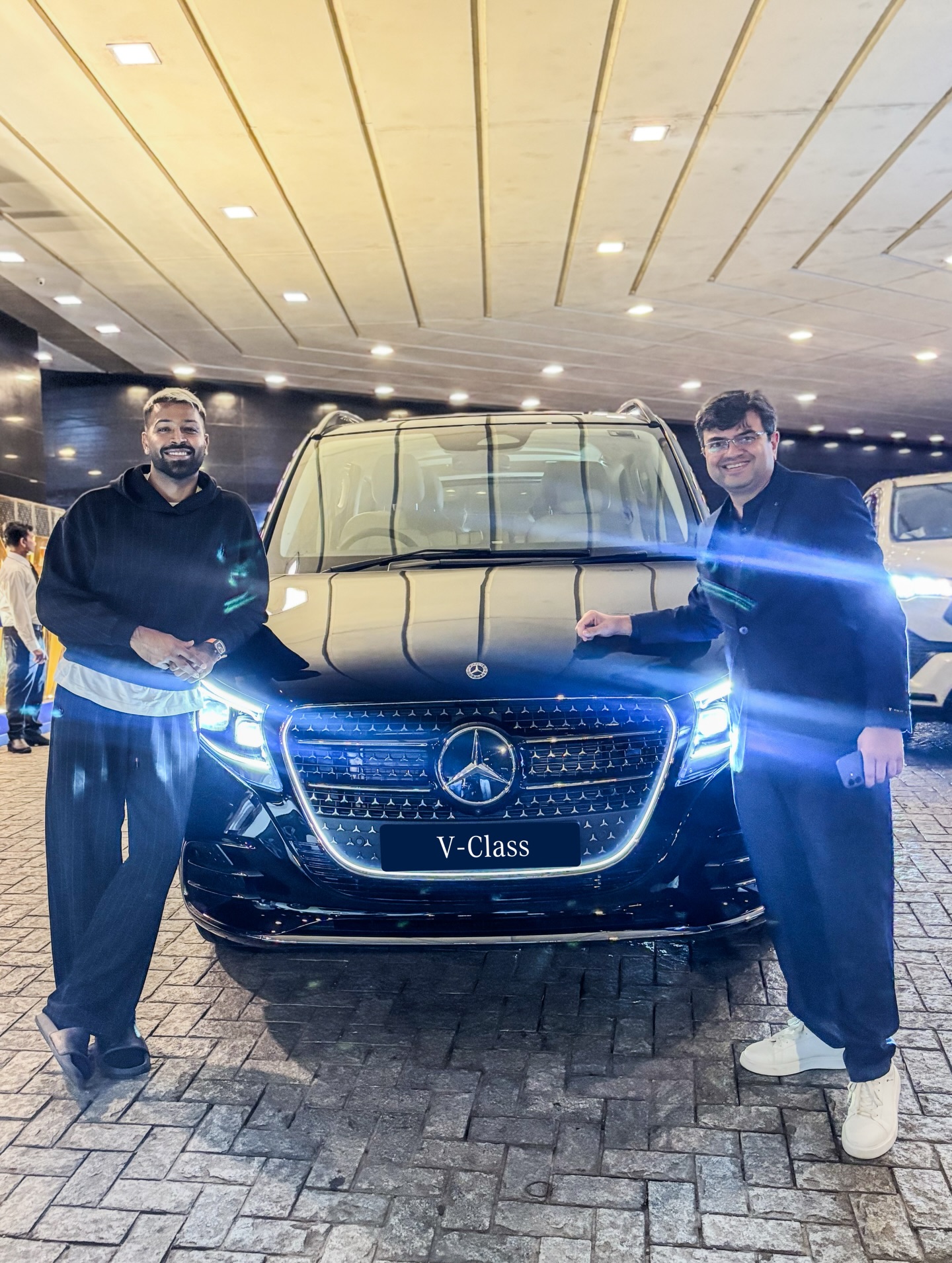 Hardik Pandya ने खरीदी नई Mercedes V-Class