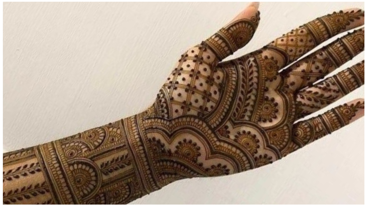 फुल-हैंड ट्रेडिशनल इंडियन डिज़ाइन: पारंपरिक अंदाज़ में सजाएं हाथ