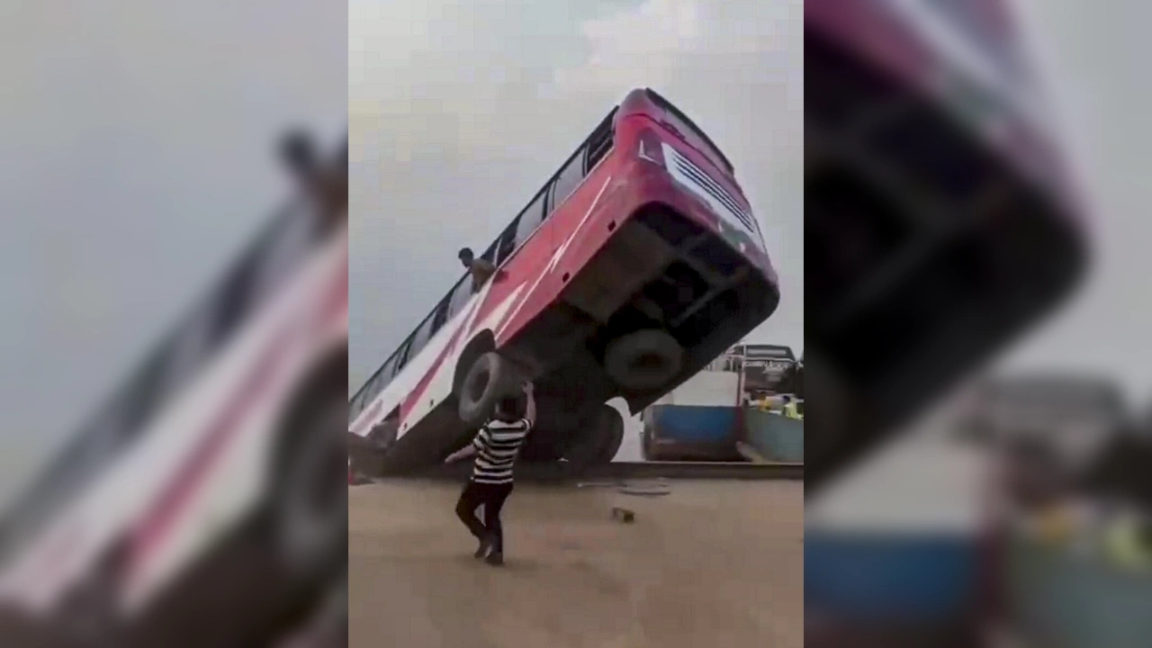 बांग्लादेश बस हादसा 2026