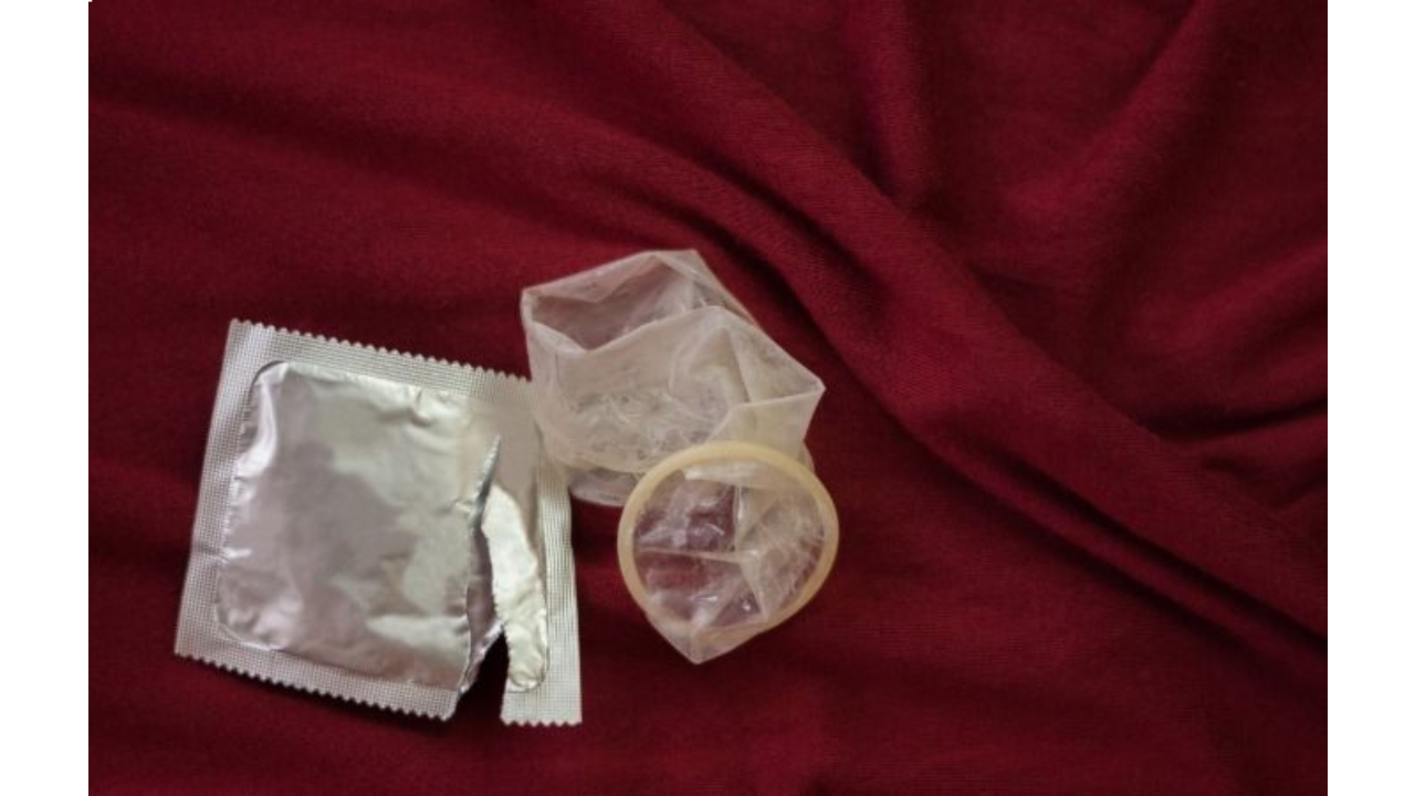 सेक्स के दौरान कंडोम का योनि में फंसना