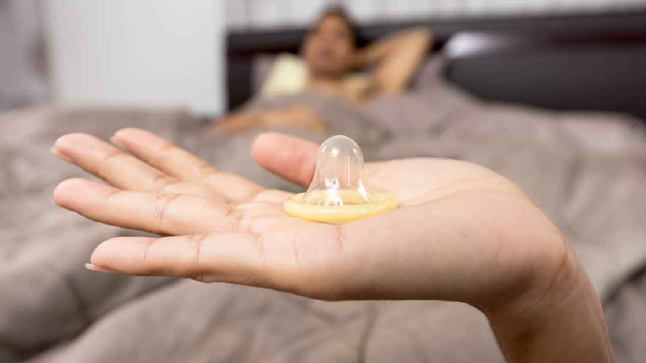 सेक्स के दौरान कंडोम का योनि में फंसना: कारण, समाधान और सावधानियां