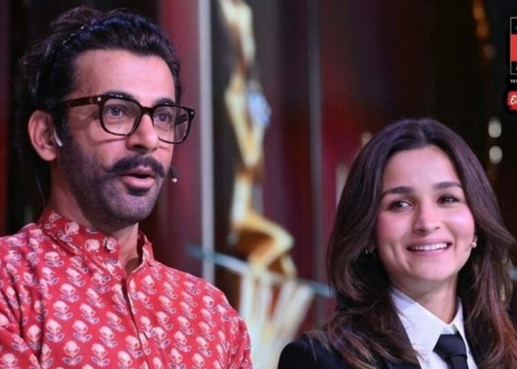 Alia bhatta award hosting आलिया भट्ट अवार्ड होस्टिंग