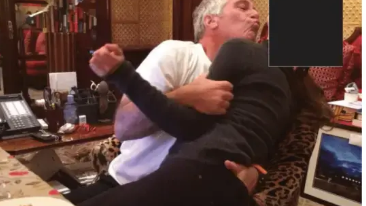 Melania Epstein Kissing Video से मचा बवाल Macron का नाम क्यों आया 1 Melania Epstein Kissing Video से मचा बवाल! Macron का नाम क्यों आया