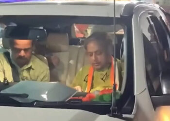 Shashi Tharoors Convoy Attacked 1 Shashi Tharoor's Convoy Attacked