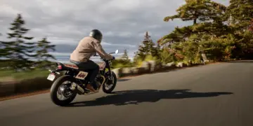 Triumph Tracker 400 Review: ₹2.46 लाख में Aggressive Flat Track Racer और City-Friendly बाइक