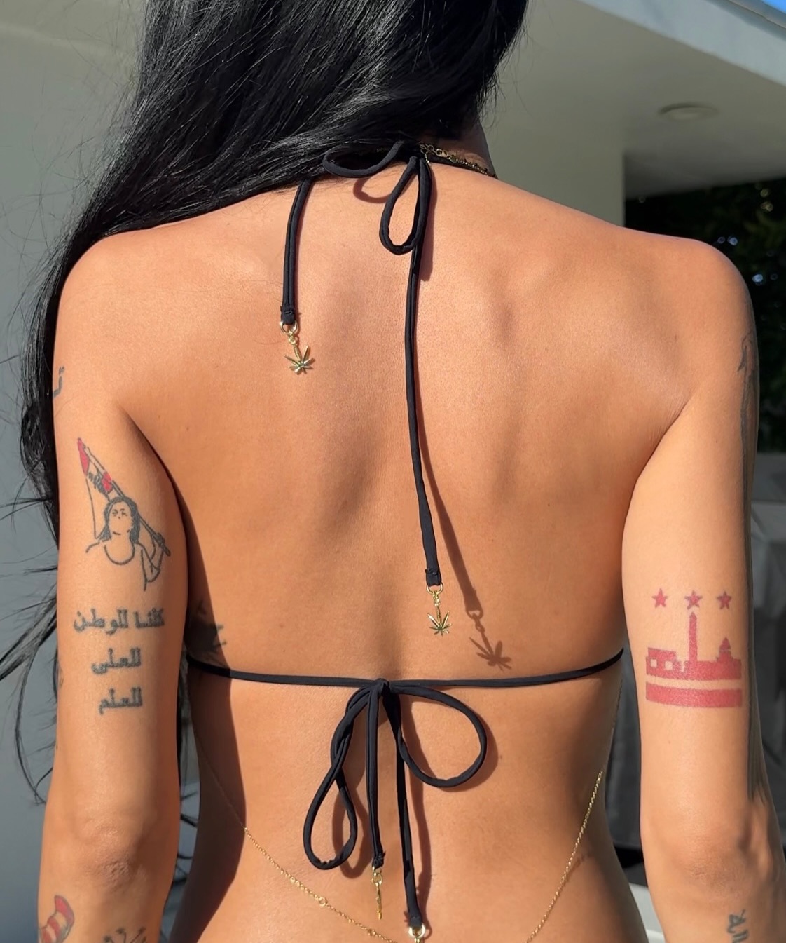 मिया खलीफा की बिकिनी लुक ने फैंस को उनके टैटू की झलक दिखाई।