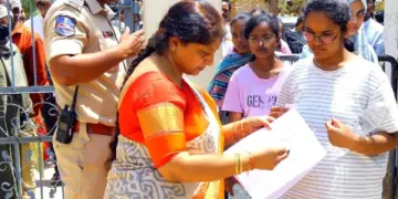 NEET-UG 2026 Paper Leak: महाराष्ट्र से हरियाणा तक फैला जाल; मास्टरमाइंड मनीष गिरफ्तार, जानें कैसे नासिक में लीक हुआ पहला पर्चा।