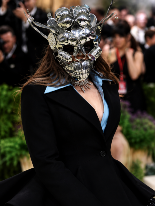 Met Gala 2026 में अनन्या बिड़ला का धमाकेदार डेब्यू: मेटैलिक मास्क लुक ने मचाया इंटरनेट पर तहलका