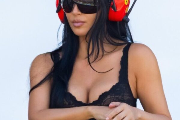 Kim Kardashian Monaco F1 Look: क्रीम ड्रेस में ग्लैमरस अंदाज ने सोशल मीडिया पर मचाया धमाल