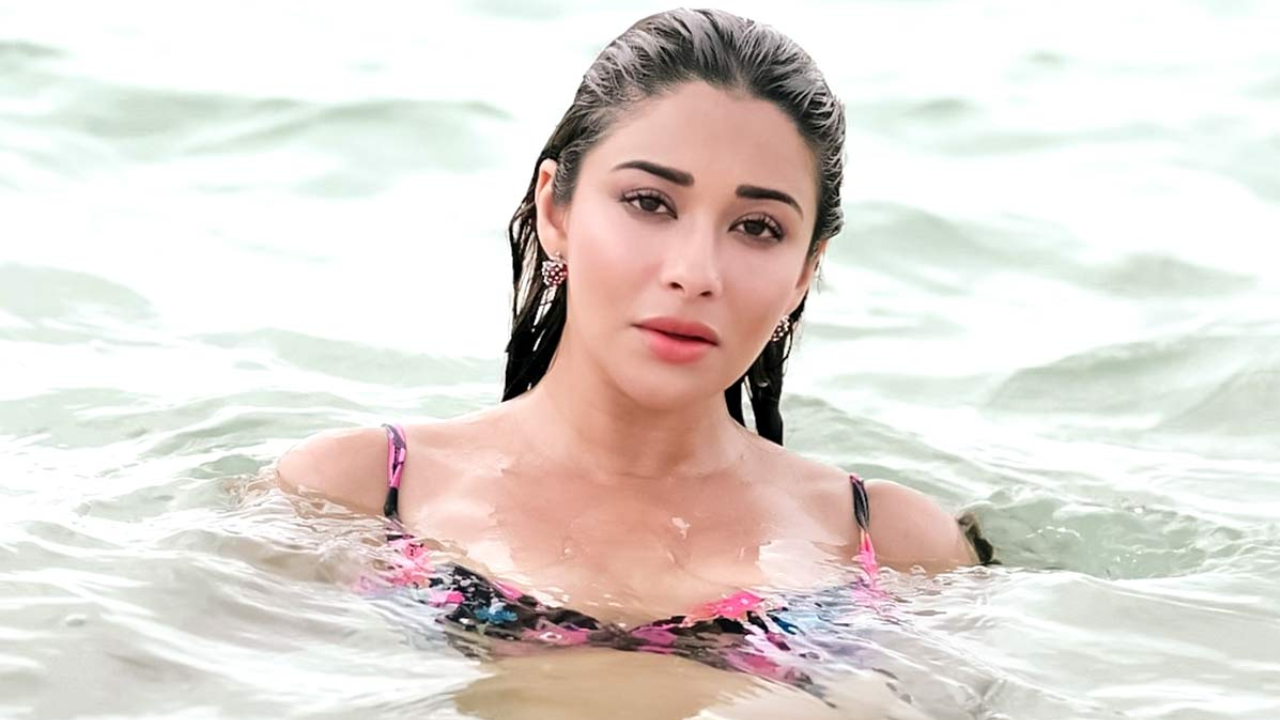 nyrraa banerji viral bikini photo nyrraa banerji viral bikini photo