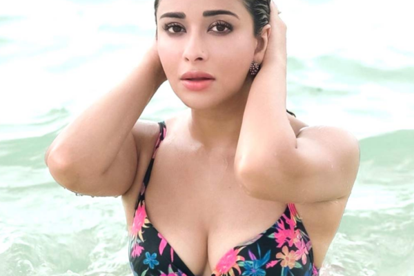 वायरल हुई नायर्रा बनर्जी की बिकिनी फोटो | Nyrraa Banerji Viral Bikini Photo