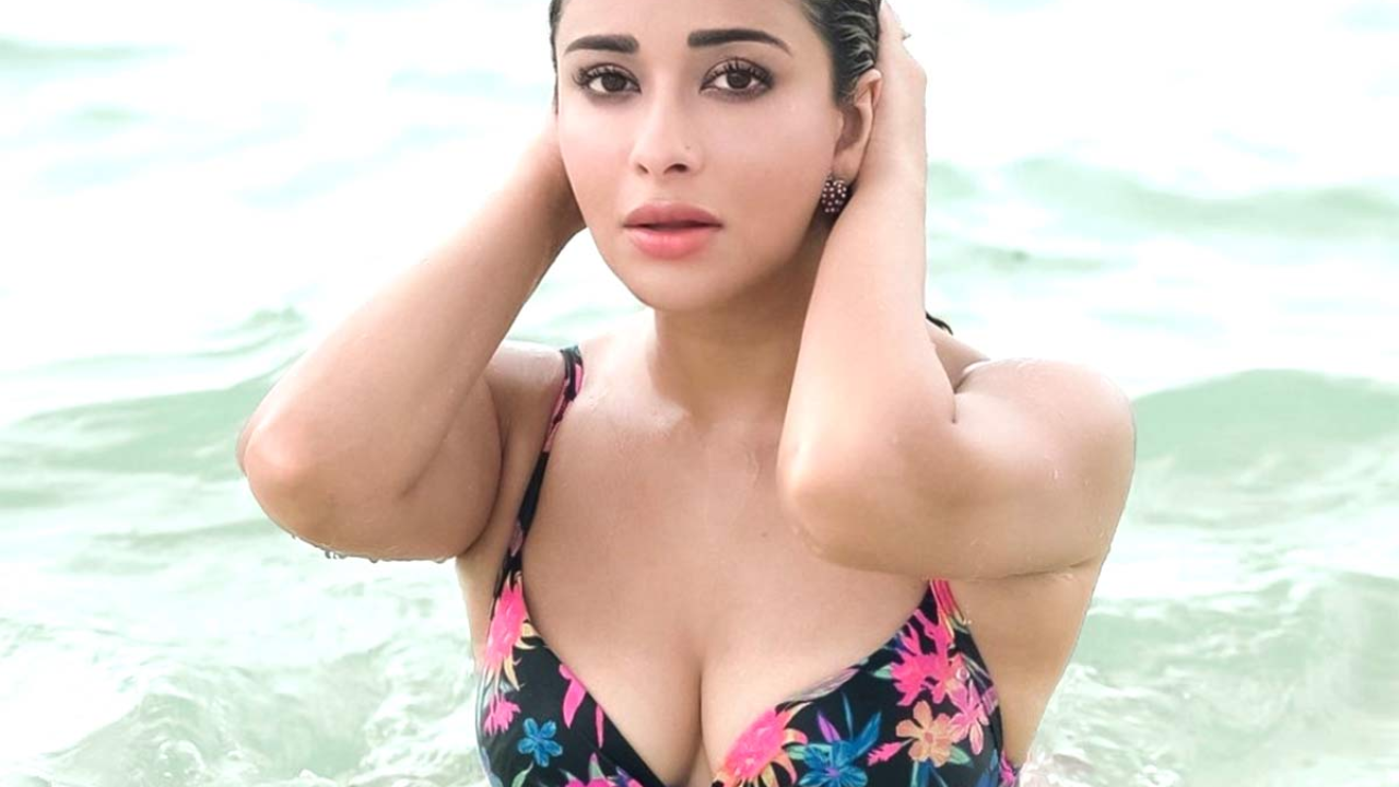 nyrraa banerji viral bikini photo 1 nyrraa banerji viral bikini photo